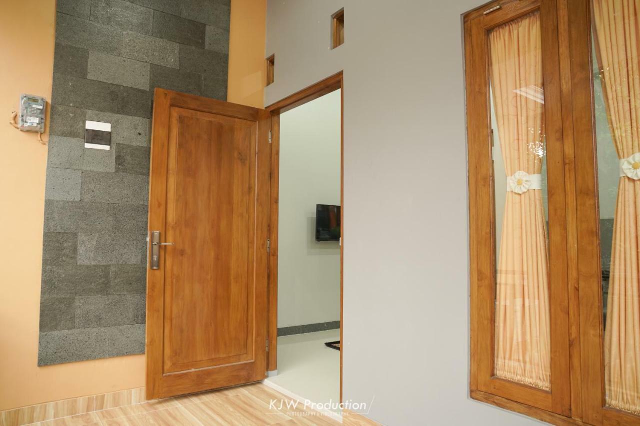 M Stay Guest House Jogja ยอกยาการ์ตา ภายนอก รูปภาพ