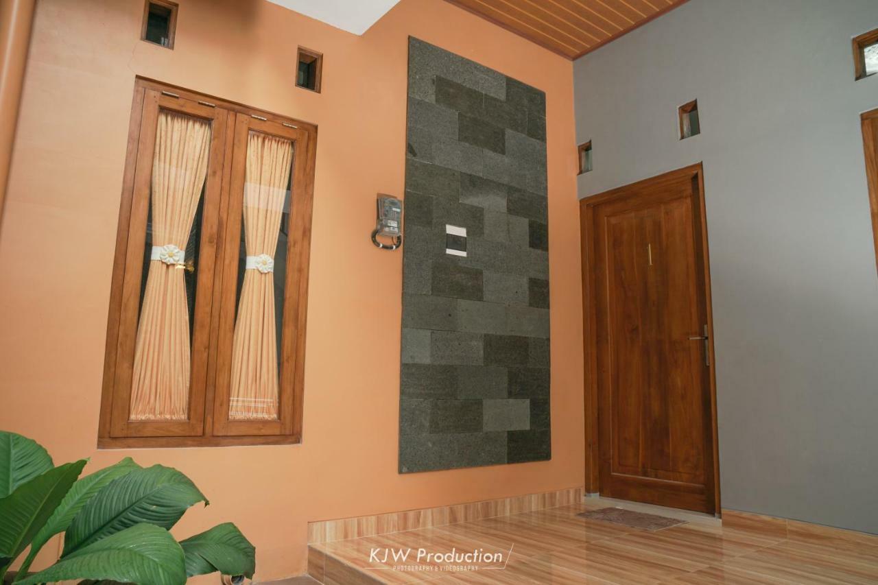 M Stay Guest House Jogja ยอกยาการ์ตา ภายนอก รูปภาพ
