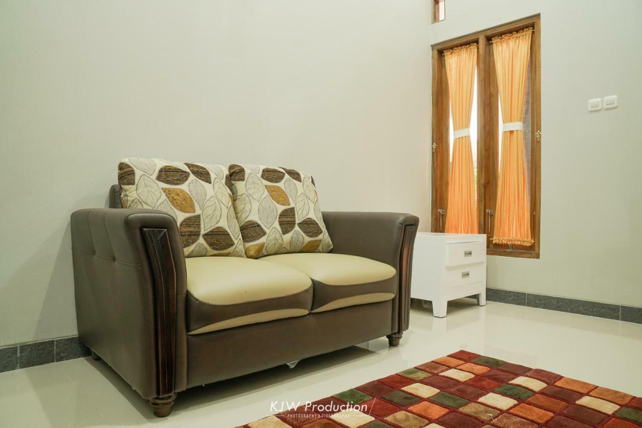 M Stay Guest House Jogja ยอกยาการ์ตา ภายนอก รูปภาพ